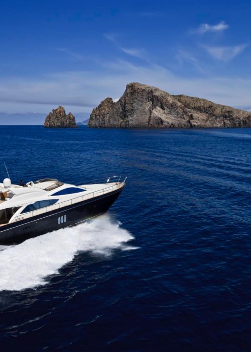 italia-sicilia-panarea-yacht-di-lusso-abacus-70-vista-aerea-isola-di-stromboli-in-background